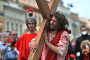 Kresťania si pripomínajú ukrižovanie a smrť Ježiša Krista