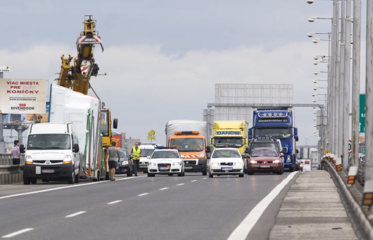 Vďaka novej diaľničnej vetve ubudlo z Prístavného mosta 40-tisíc nákladiakov