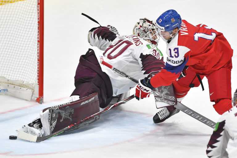 Na snímke Jakub Vrána (Česko) a brankár Elvis Merzlinkis (Lotyšsko) v zápase základnej B-skupiny medzi Českom a Lotyšskom na 83. majstrovstvách sveta v ľadovom hokeji v Bratislave, 16. mája 2019. Foto: TASR/ Michal Svítok.