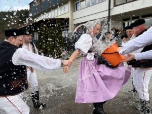 Na západe Slovenska prevládala šibačka bez oblievačky, na východe sa zasa viacej polievalo