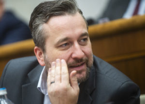 Bolo to smutné, úbohé a malé. Čo nechápe Blaha, keď šaškuje s obrazom prezidentky a portrétom Che Guevaru