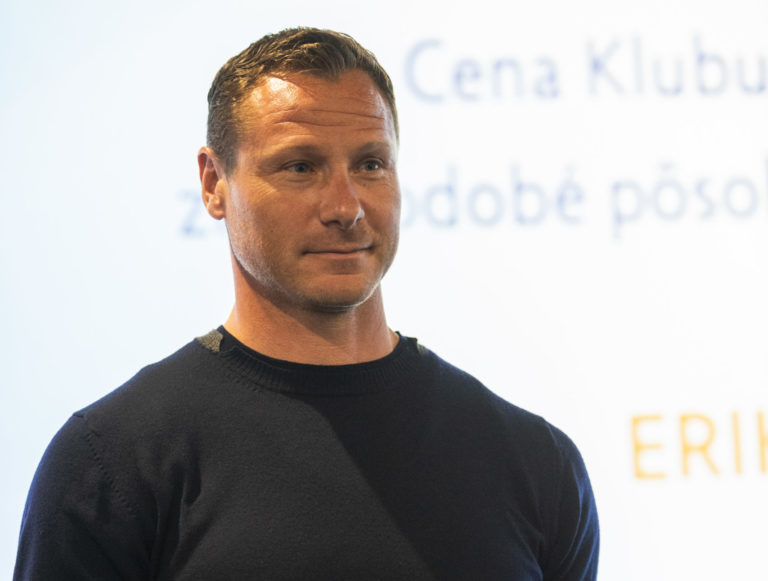 Archívna snímka. Erik Vlček pózuje s Cenou za dlhodobé pôsobenie v duchu fair play počas udeľovania cien Klubu fair play Slovenského olympijského a športového výboru. Foto: Jaroslav Novák/TASR