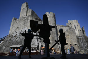 Päť tipov na jarné výlety: Čarovné zákutia Malých Karpát či cesta po stopách rytierov a mníchov na Považí