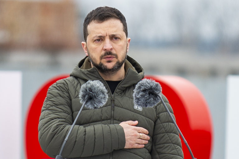 Na snímke prezident Ukrajiny Volodymyr Zelenskyj gestikuluje počas pietnej ceremónie v ukrajinskom meste Buča v Kyjevskej oblasti v piatok 31. marca 2023. Foto: TASR/Jakub Kotian