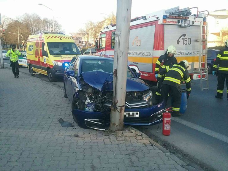 Auto vrazilo do stĺpa. Dvaja ľudia sú zranení