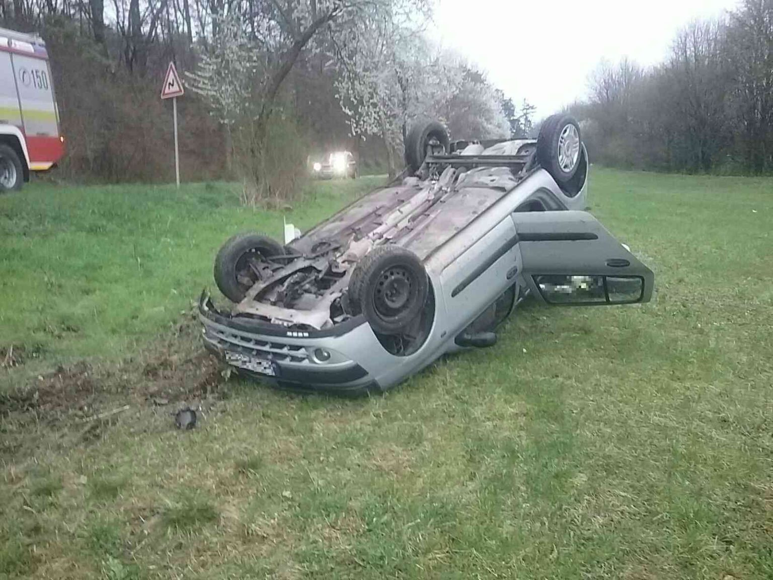 Auto skončilo na streche. Foto: HaZZ v Trenčíne