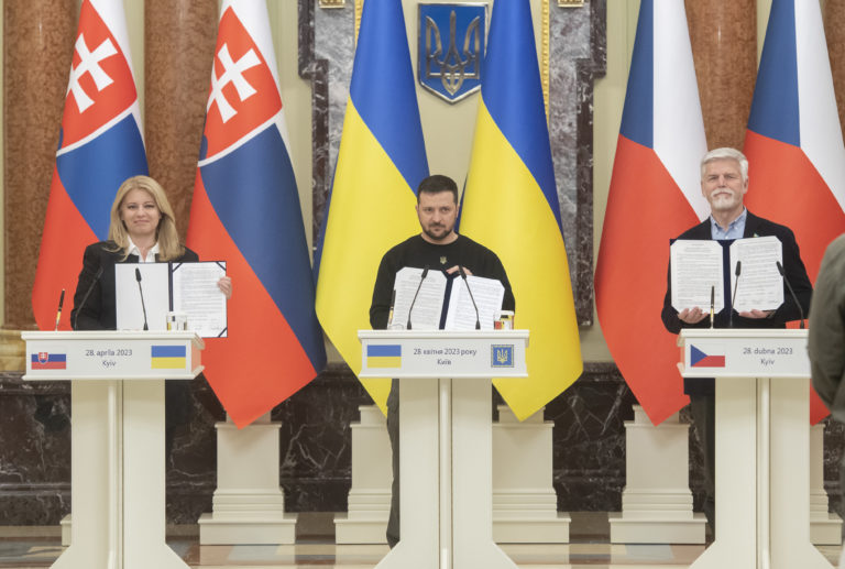 Na snímke vľavo prezidentka SR Zuzana Čaputová, uprostred prezident Ukrajiny Volodymir Zelenskyj a vpravo prezident ČR Petr Pavel. Foto: Martin Baumann/TASR