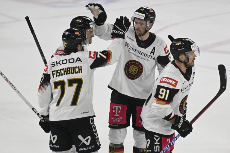 Radosť Nemcov z víťazstva v prípravnom hokejovom zápase pred MS Slovensko - Nemecko. Foto: Radovan Stoklasa/TASR