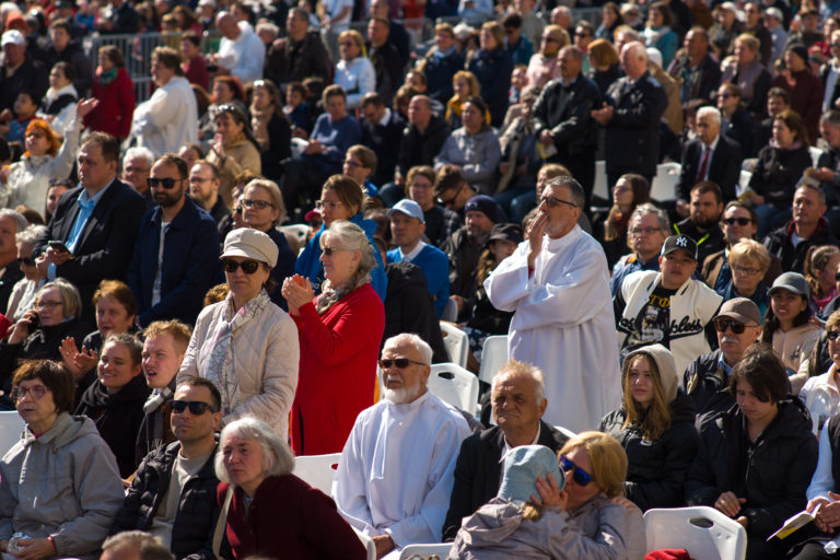 Na snímke účastníci slávnostnej svätej omše v nedeľu 30. apríla 2023 na námestí pred parlamentom. Foto: TASR/AP
