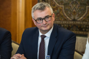 Na post ústavného sudcu sa neprihlásil nikto. Degraduje to celý proces, odkazuje exminister Karas