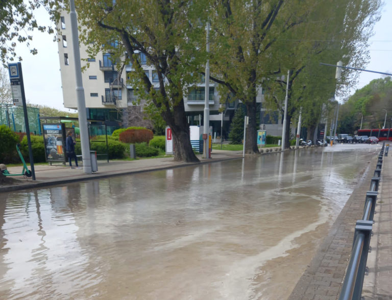 V súvislosti s prasknutým potrubím oproti bývalému PKO sa tvoria rozsiahle kolóny