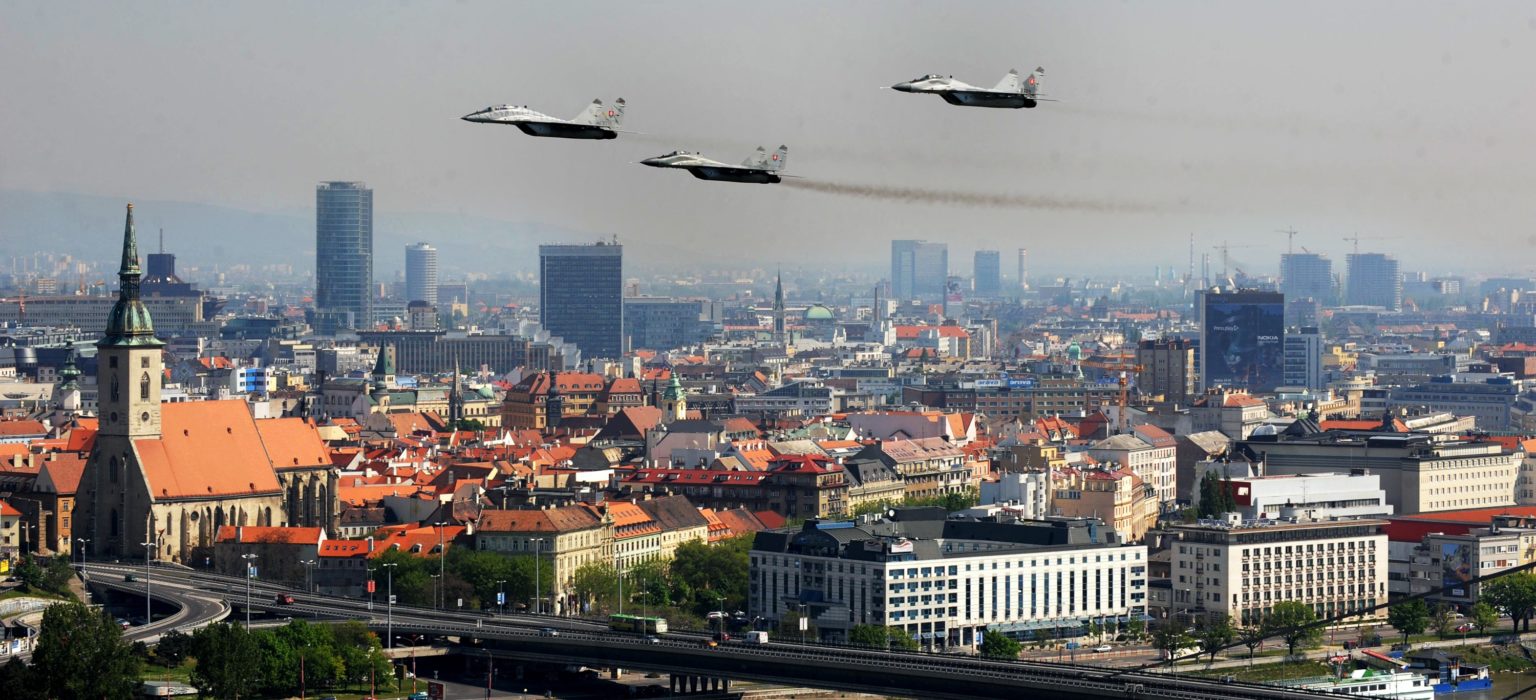 Stíhačky Mig-29 letia nad Bratislavou. Martin Baumann/TASR