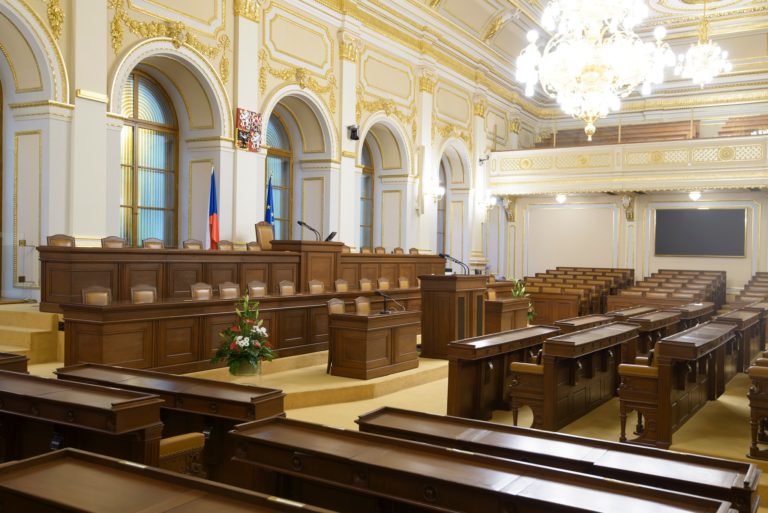 Českí poslanci schválili výdaj minimálne dvoch percent HDP na obranu