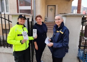 Trenčianski policajti a poštári varujú starkých pred šmejdami na telefóne