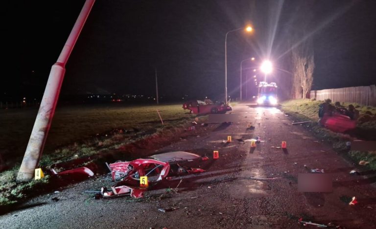 Pri nehode na Liptove prišli o život traja mladí ľudia. Auto náraz roztrhol na polovicu