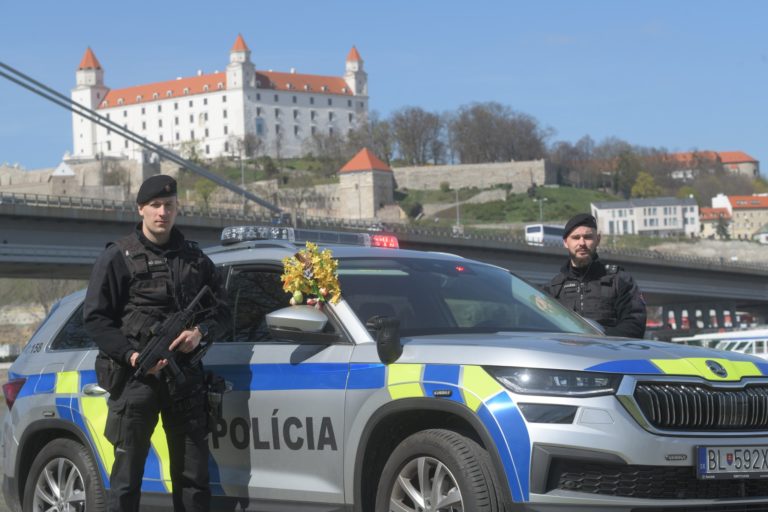 Mikulec odovzdal prvých 37 áut v novom dizajne, pôjdu najmä policajtom