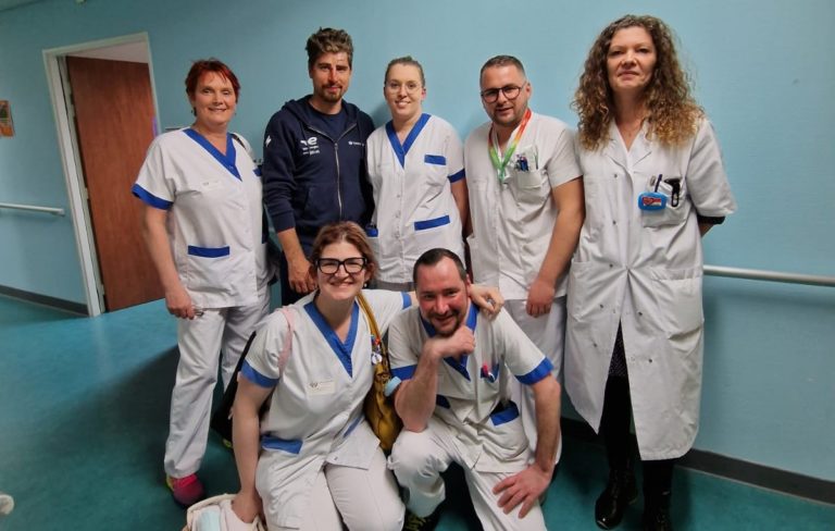 Peter Sagan v obklopení lekárov. Foto: Facebook