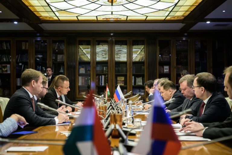 Maďarsko si ide svojou cestou. V Moskve podpísalo nové dohody o dodávkach ruských energií, aj jadrovej elektrárni v Paksi