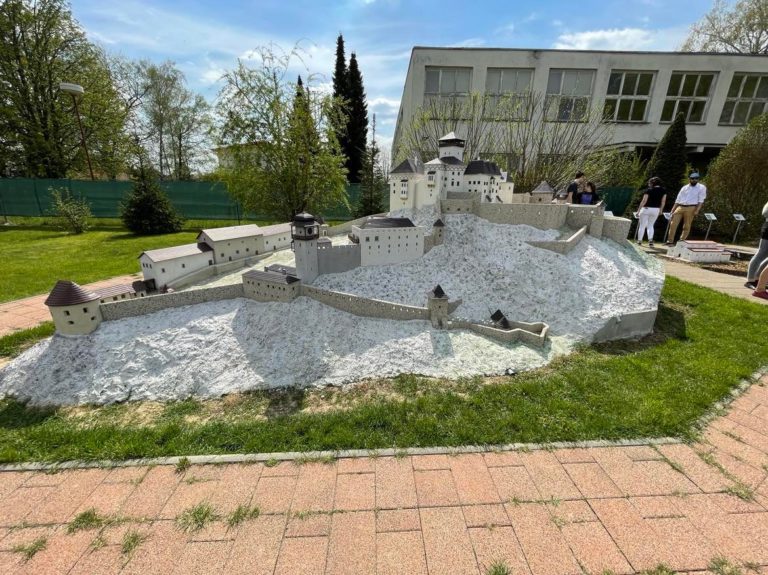 Unikátny Park miniatúr v Podolí pripomína bruselskú Mini-Európu. Majiteľ nám prezradil, aký sen si chce splniť