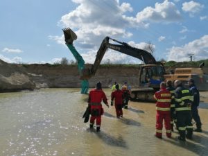 V bagri sa utopil človek: Na mieste zasahujú trenčianski potápači 