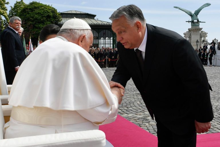 Predseda maďarskej vlády Viktor Orbán v piatok na stretnutí s pápežom Františkom v Budapešti. Foto: Facebook/Vatican News