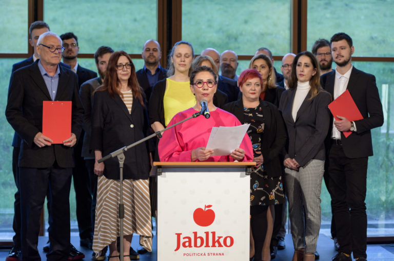 Strana Jablko požiada o registráciu. Jej členovia budú robiť testy psychickej spôsobilosti