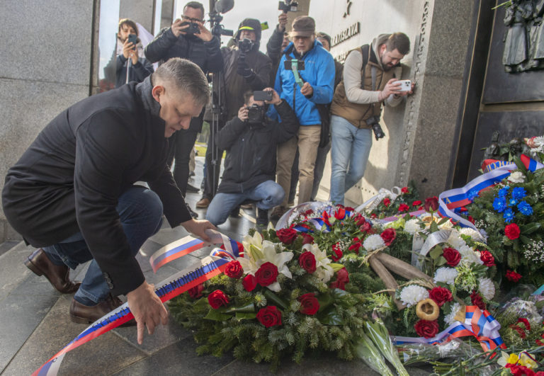 Robert Fico prišiel položiť veniec pri príležitosti 78. výročia oslobodenia Bratislavy pri pamätníku Slavín v Bratislave 4. apríla 2023. Foto: Martin Baumann/TASR