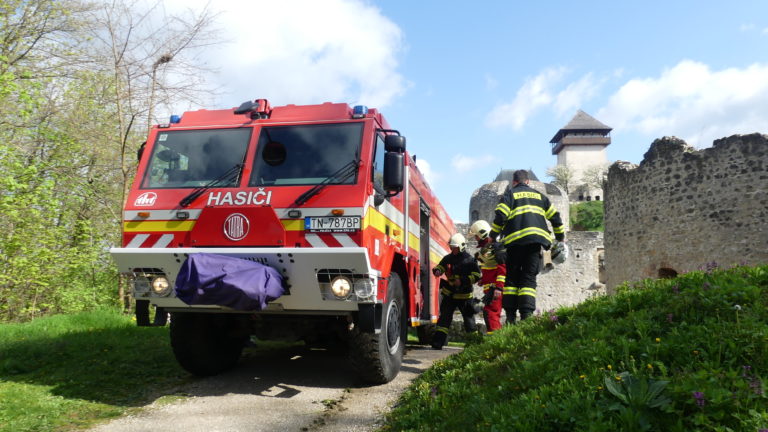 Na Trenčianskom hrade nacvičovali hasenie požiaru. Hasiči ťahali hadice 250 metrov 