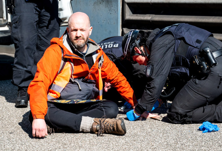 Nemecko: Polícia vykonala raziu v rámci vyšetrovania klimatických aktivistov