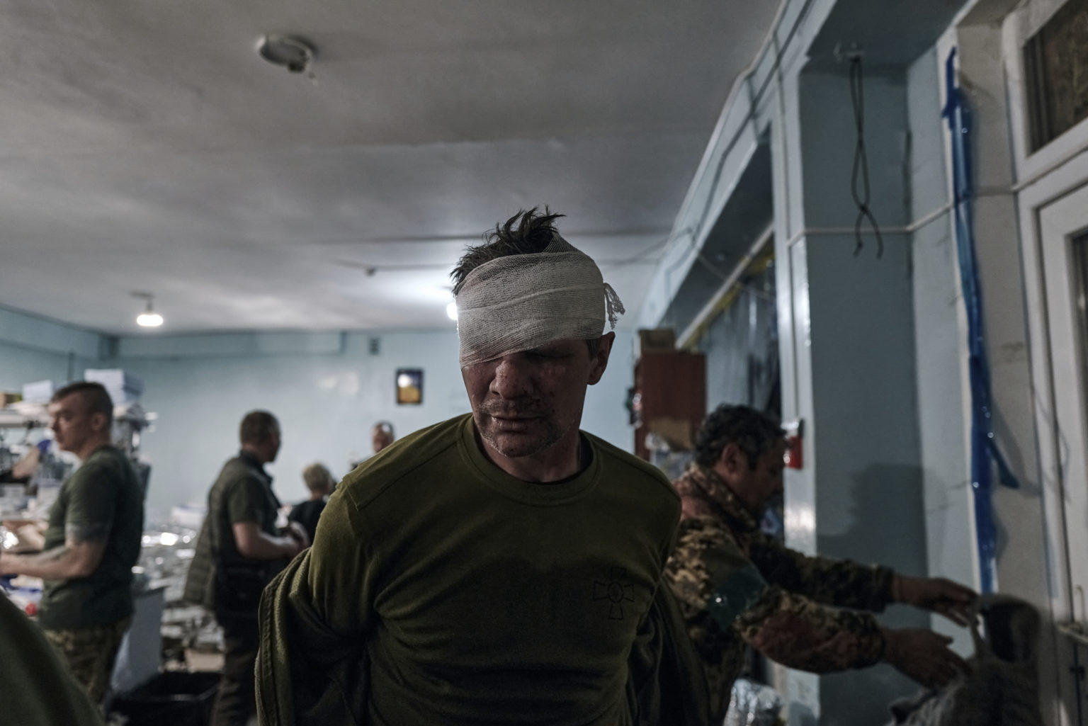 Zranený ukrajinský vojak, ktorý dostal prvú pomoc na ošetrovni pri Bachmute. Foto: TASR/AP