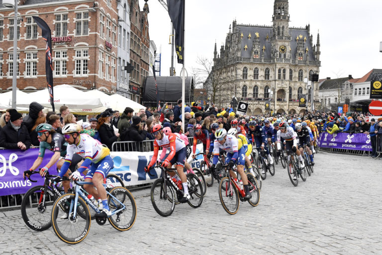 Na snímke druhý zľava slovenský cyklista Peter Sagan z tímu Totalenergies na trati pretekov Okolo Flámska. Foto: TASR/AP