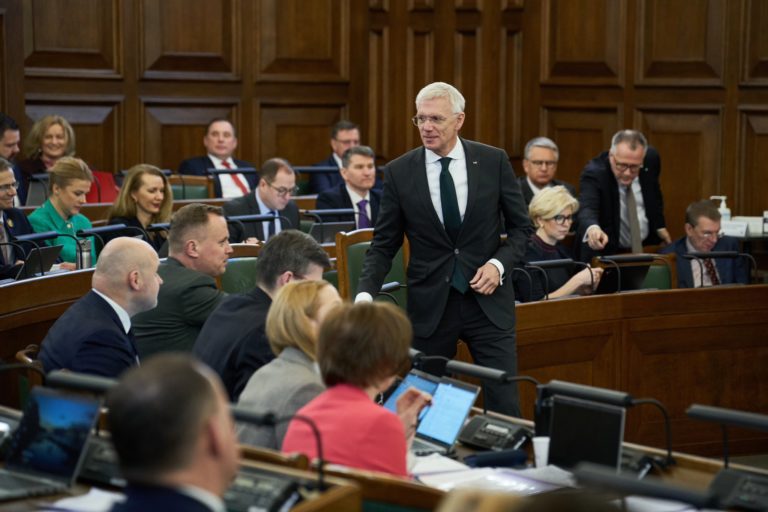 Lotyšský parlament Saeima, v strede lotyšský premiér Arturs Krišjánis Karinš. Foto: Twitter