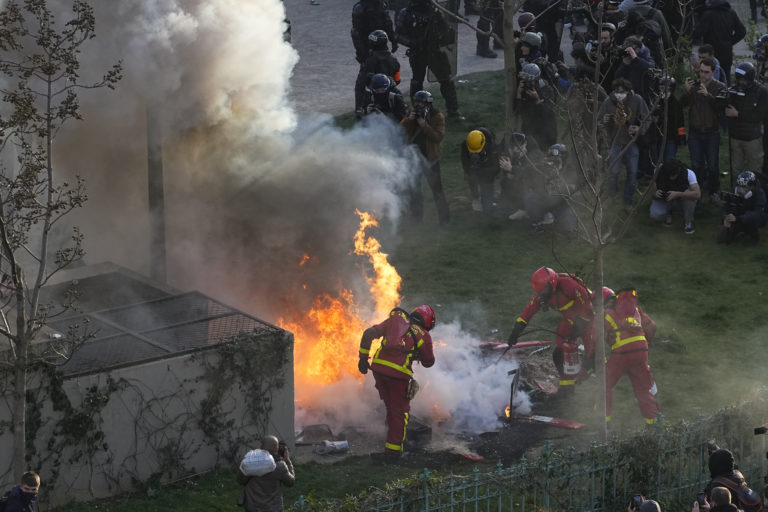 Demonštranti v Paríži podpálili Macronovu obľúbenú reštauráciu