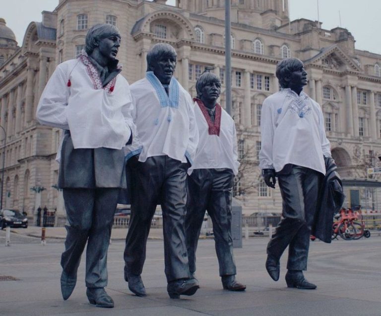Eurovízia 2023: Sochy Beatles v Liverpoole dostali ukrajinské vyšívanky