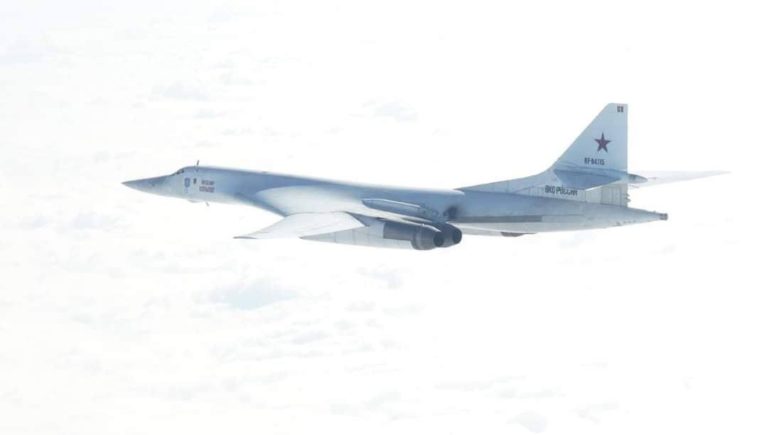 Rusi otestovali strategické bombardéry Tu-160 štrnásťhodinovým letom