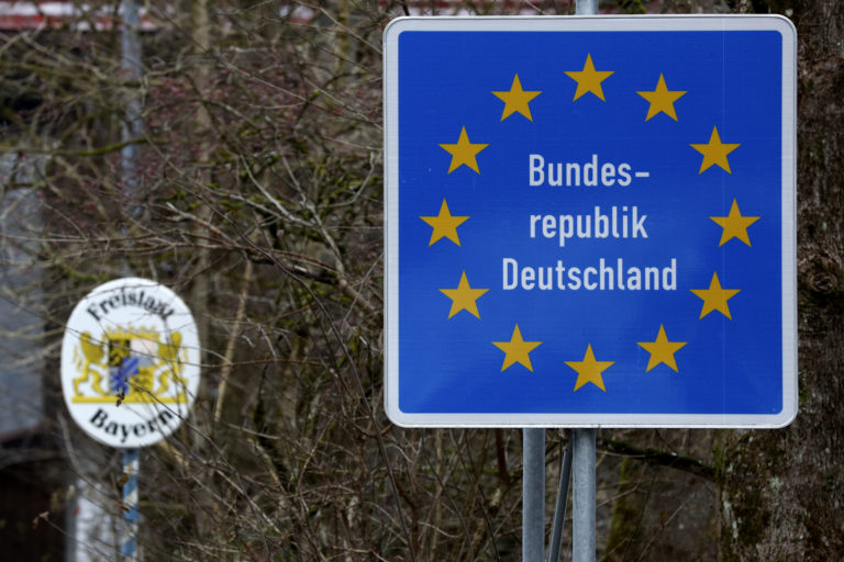 Nemecko zvažuje stále kontroly na hraniciach s Českom a Poľskom