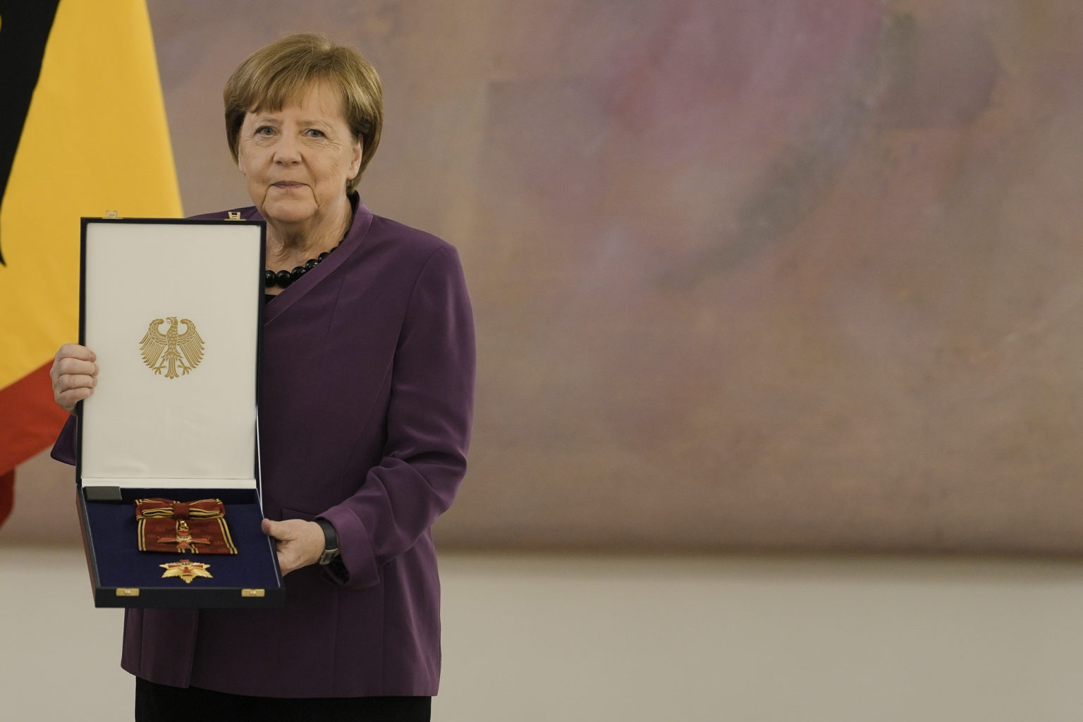 Bývalá nemecká kancelárka Angela Markelová s najvyšším štátnym vyznamenaním krajiny - Veľkokrížom Rádu za zásluhy Spolkovej republiky Nemecko prvej triedy. Foto: TASR/AP