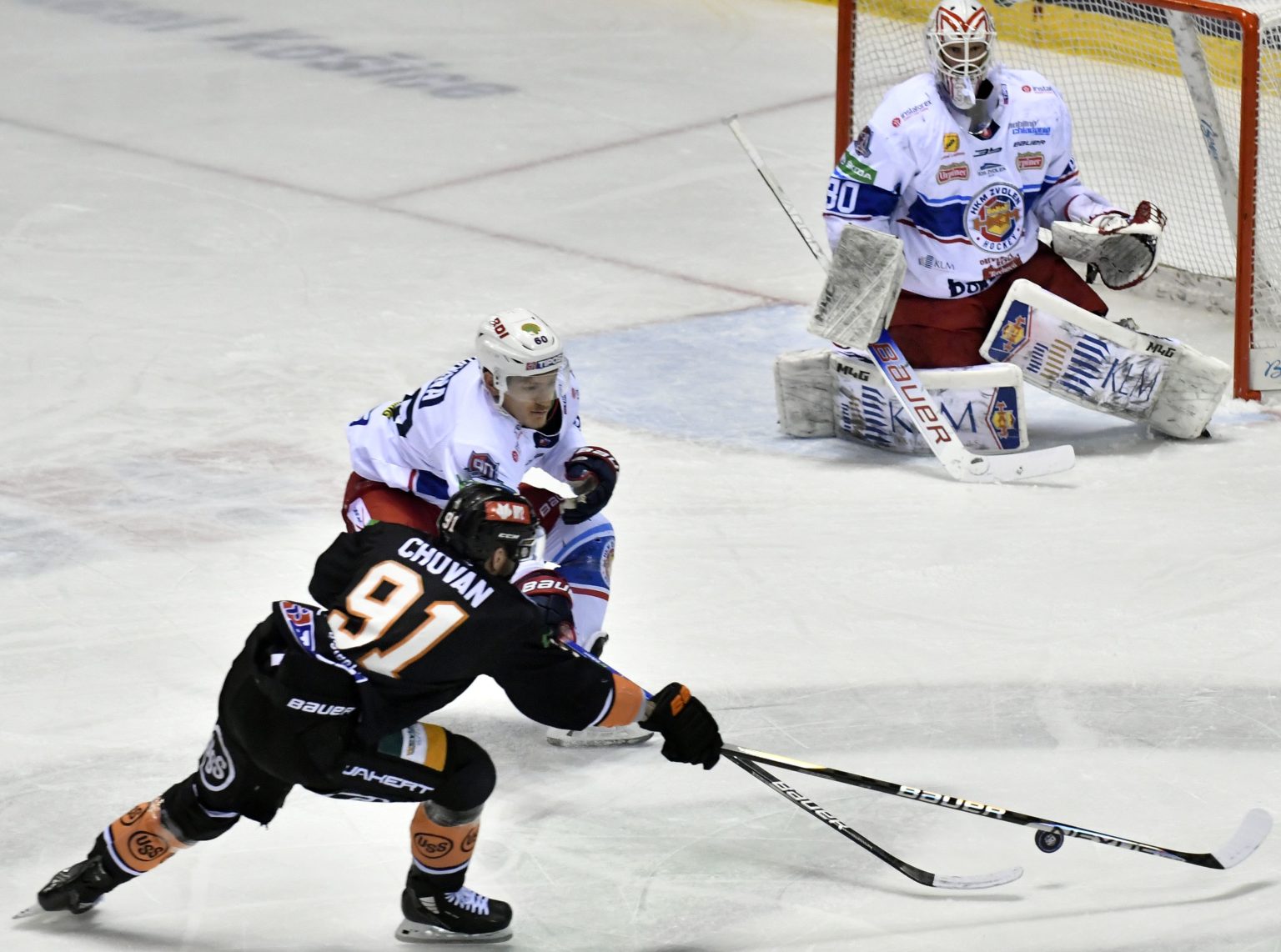 Na snímke zľava Michal Chovan (Košice) , Hanna Shane a brankár Adam Trenčan (obaja Zvolen) v piatom zápase finále play off hokejovej Tipos extraligy HC Košice - HKM Zvolen 23. apríla 2023 v Košiciach. Foto: Roman Hanc/TASR