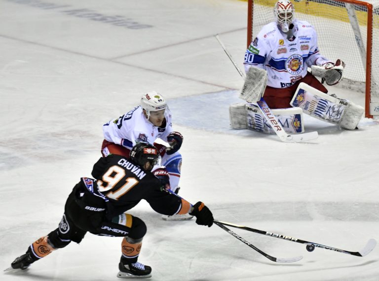 Na snímke zľava Michal Chovan (Košice) , Hanna Shane a brankár Adam Trenčan (obaja Zvolen) v piatom zápase finále play off hokejovej Tipos extraligy HC Košice - HKM Zvolen 23. apríla 2023 v Košiciach. Foto: Roman Hanc/TASR