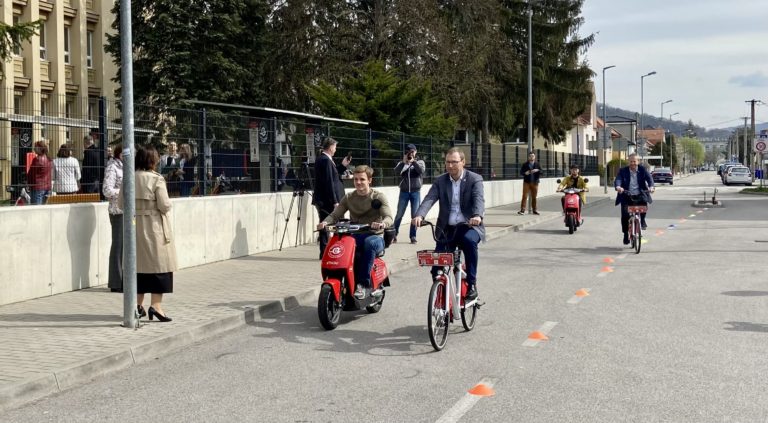 Trenčianski vysokoškoláci už jazdia na elektrobicykloch. Sú prví a jediní na Slovensku!