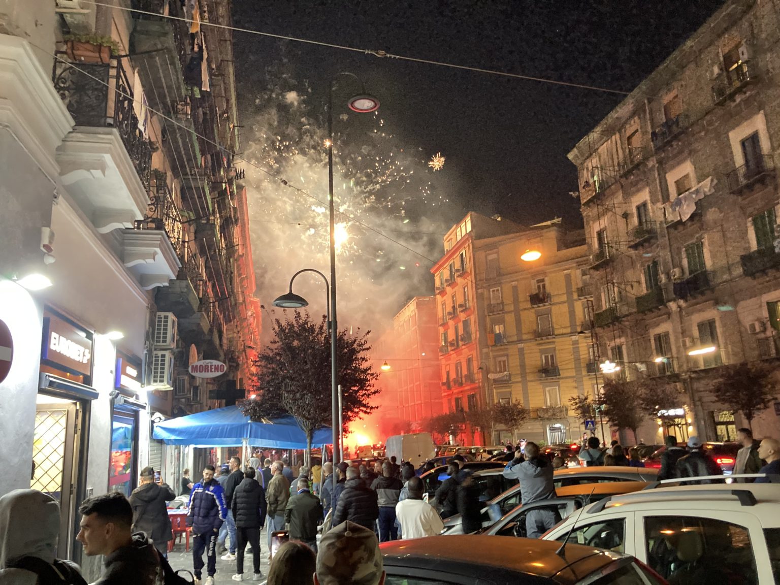 Neapolská ulica po víťazstve nad Juventusom Turín. Foto: autor 