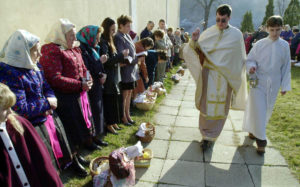 Veľký piatok patril očiste vodou z potoka, sobota súdržnosti rodiny a nedeľa sväteniu potravín
