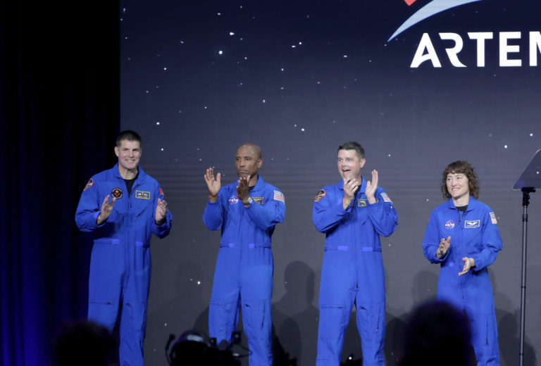 Na snímke zľava Jeremy Hansen, Victor Glover, Reid Wiseman a Christina Hammocková Kochová oslavujú po vymenovaní za členov posádky lode Orion. Foto: TASR/AP
