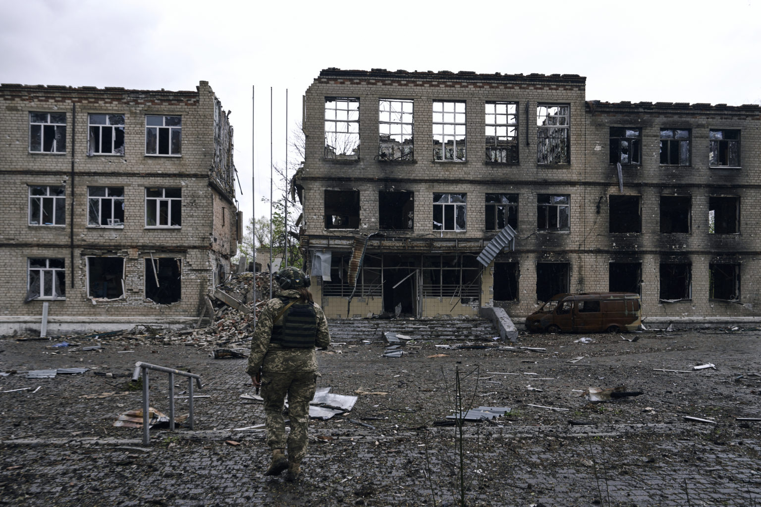 Ukrajnský vojak kráča na mieste ťažkých bojov s ruskými jednotkami v ukrajinskom meste Avdijivka 25. apríla 2023. Foto: TASR/AP