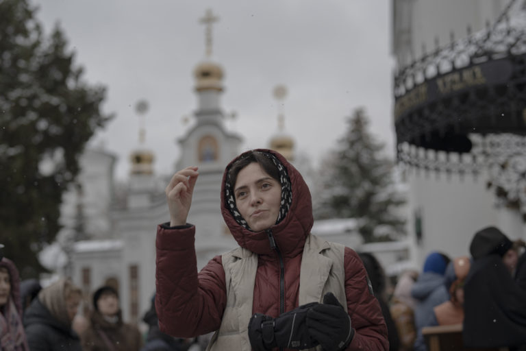 Veriaci sa modlia pred Kyjivskopečerskou lavrou v Kyjeve. Foto: TASR/AP
