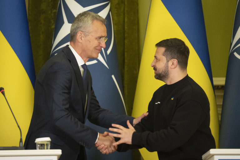 Jens Stoltenberg a Volodymyr Zelenskyj. Foto: TASR/AP