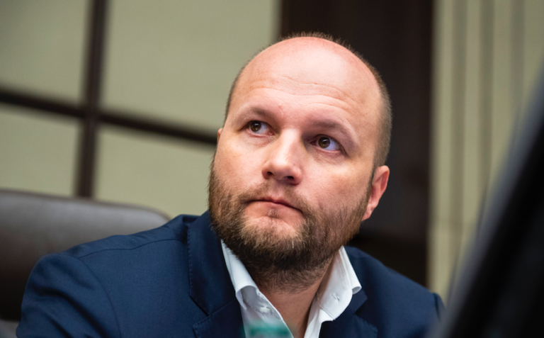 Naď podľa Kmeca pri škandále s F-16 zahmlieva: Nepýtam sa, či stíhačky priletia, ale či ich budeme vedieť používať