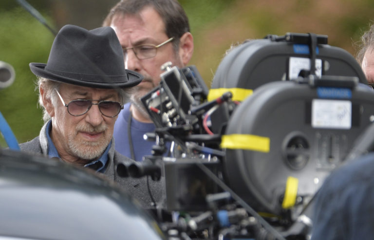 Filmový režisér Steven Spielberg  počas nakrúcania svojho nového filmu s názvom St. James Place 7. októbra 2014 v New Yorku. Foto: Paul Martinka/TASR