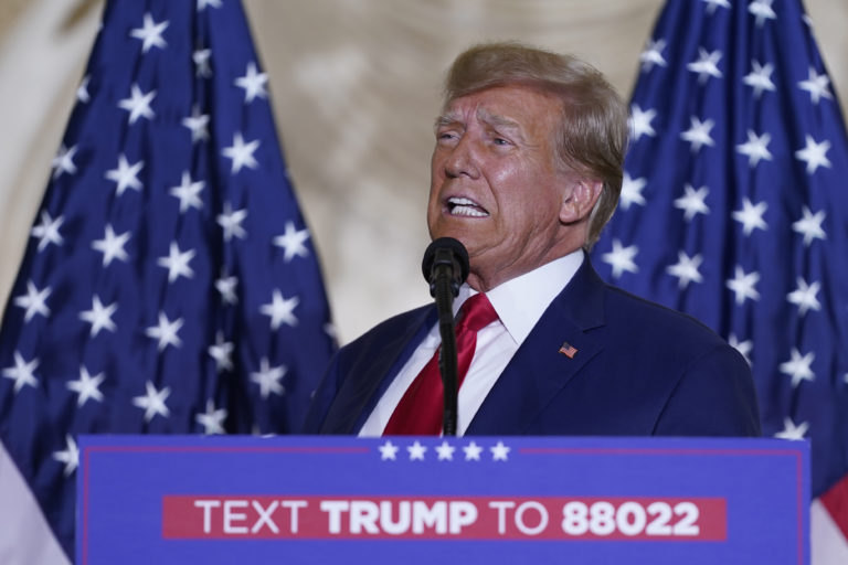 Americký exprezident Donald Trump vystupuje pred stovkami priaznivcov a politických spojencov vo svojom floridskom sídle Mar-a-Lago v Palm Beach v utorok 4. apríla 2023. Foto: TASR/AP