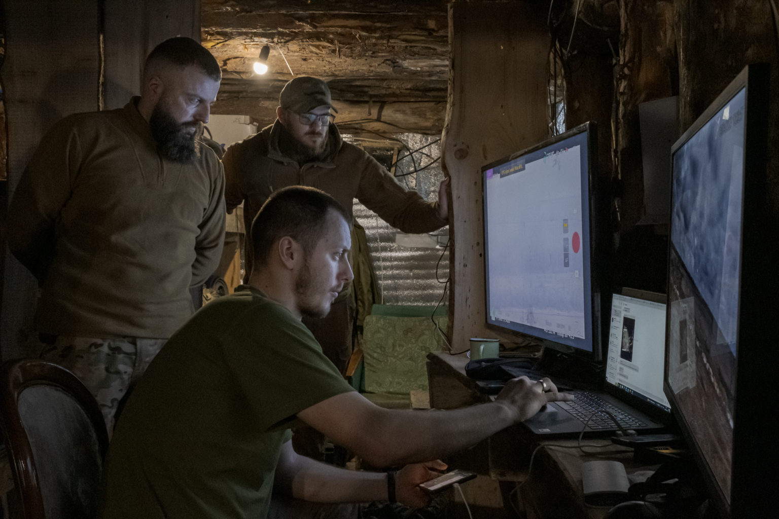 Sledovanie pohybu ruských jednotiek na monitore v bunkri pri Bachmute. Foto: Mauricio Lima/New York Times